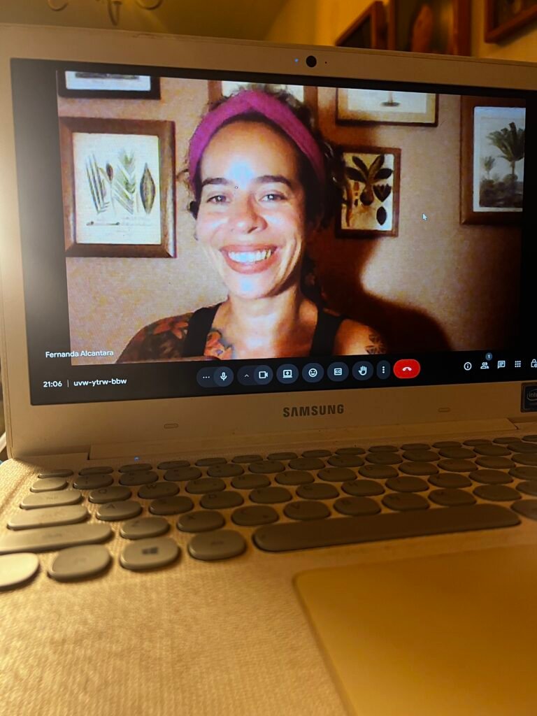 Terapia Junguiana e psicoterapia corporal - Psicóloga Fernanda Alcantara na tela do notebook pronta para iniciar o atendimento. 